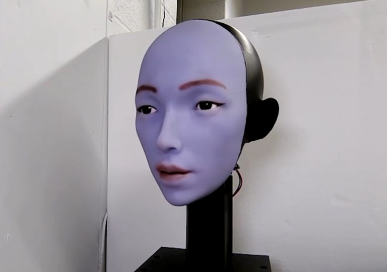 EMO: Το ρομπότ που έμαθε να κινεί τα χείλη του σαν άνθρωπος – Ένας καθρέφτης και ώρες στο Youtube