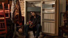 Smalltown Boy: Μια δυνατή coming-of-age παράσταση του Μάνου Τζωρτζάκη στο θέατρο 104