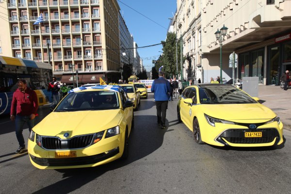 Ταξί: Παρατείνουν την απεργία – Τραβούν ξανά χειρόφρενο