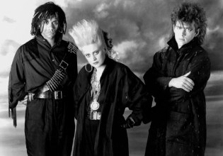 «Είχαμε μια διαφωνία που εξελίχθηκε σε προσωπικές προσβολές – Πώς οι Thompson Twins έγραψαν στα 80s το τρυφερό Hold Me Now