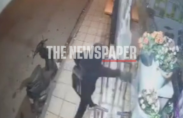 Βόλος: Διαρρήκτες σπάνε την τζαμαρία καταστήματος και αρπάζουν χρήματα και προϊόντα