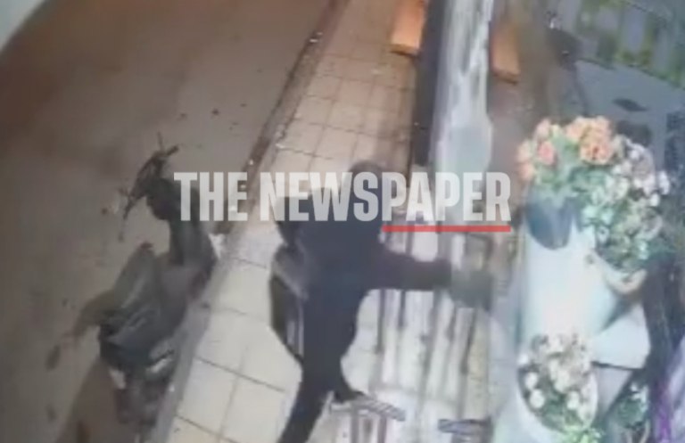 Βόλος: Διαρρήκτες σπάνε την τζαμαρία καταστήματος και αρπάζουν χρήματα και προϊόντα