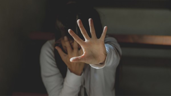 Φρίκη στην Κρήτη: Πατέρας κατηγορείται ότι κακοποιούσε τις δύο κόρες του – Άφησε έγκυο τη μία