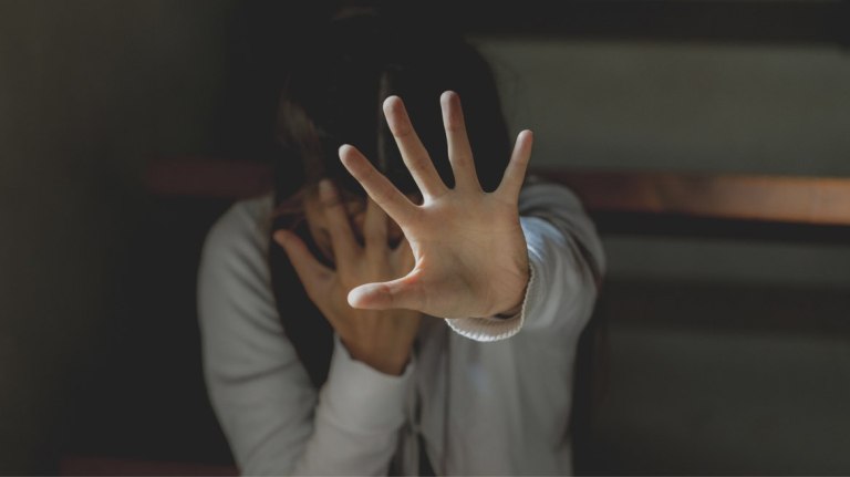 Φρίκη στην Κρήτη: Πατέρας κακοποιούσε τις δύο κόρες του – Άφησε έγκυο τη μία