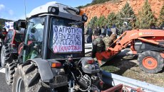 Ποιοι είναι οι άνθρωποι πίσω από τα τρακτέρ: Μειώνονται σε αριθμό, «γκριζάρουν» σε ηλικία οι Έλληνες αγρότες
