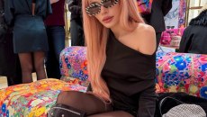 H υποψήφια της Eurovision Mikay αποκάλυψε ότι κατάγεται «και από την Ιταλία» και τραγουδάει «σε 8 γλώσσες»