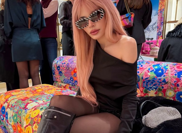 H υποψήφια της Eurovision Mikay αποκάλυψε ότι κατάγεται «και από την Ιταλία» και τραγουδάει «σε 8 γλώσσες»