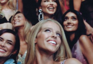 Έγκυος Αφροδίτη, συμπερίληψη και τα φτερά των 22 κιλών: Η αλήθεια της Victoria’s Secret σε αποκαλυπτικό ντοκιμαντέρ