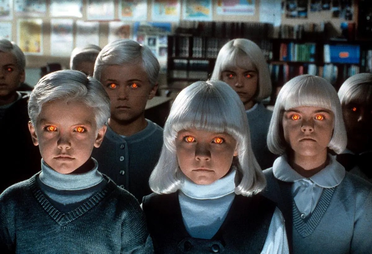 Από το Village of the Damned μέχρι το Stranger Things: Γιατί ο συλλογικός νους είναι ο πιο ύπουλος τρόμος της εποχής μας