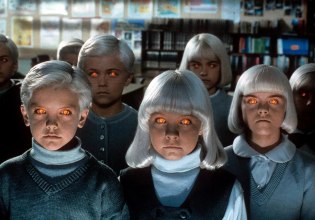 Από το Village of the Damned μέχρι το Stranger Things: Γιατί ο συλλογικός νους είναι ο πιο ύπουλος τρόμος της εποχής μας