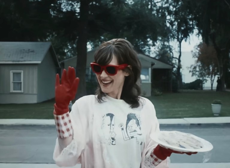 Δείτε την Γουινόνα Ράιντερ να ποζάρει με τα κόκκινα γυαλιά της, ενώ ο απείθαρχος A$AP Rocky συλλαμβάνεται