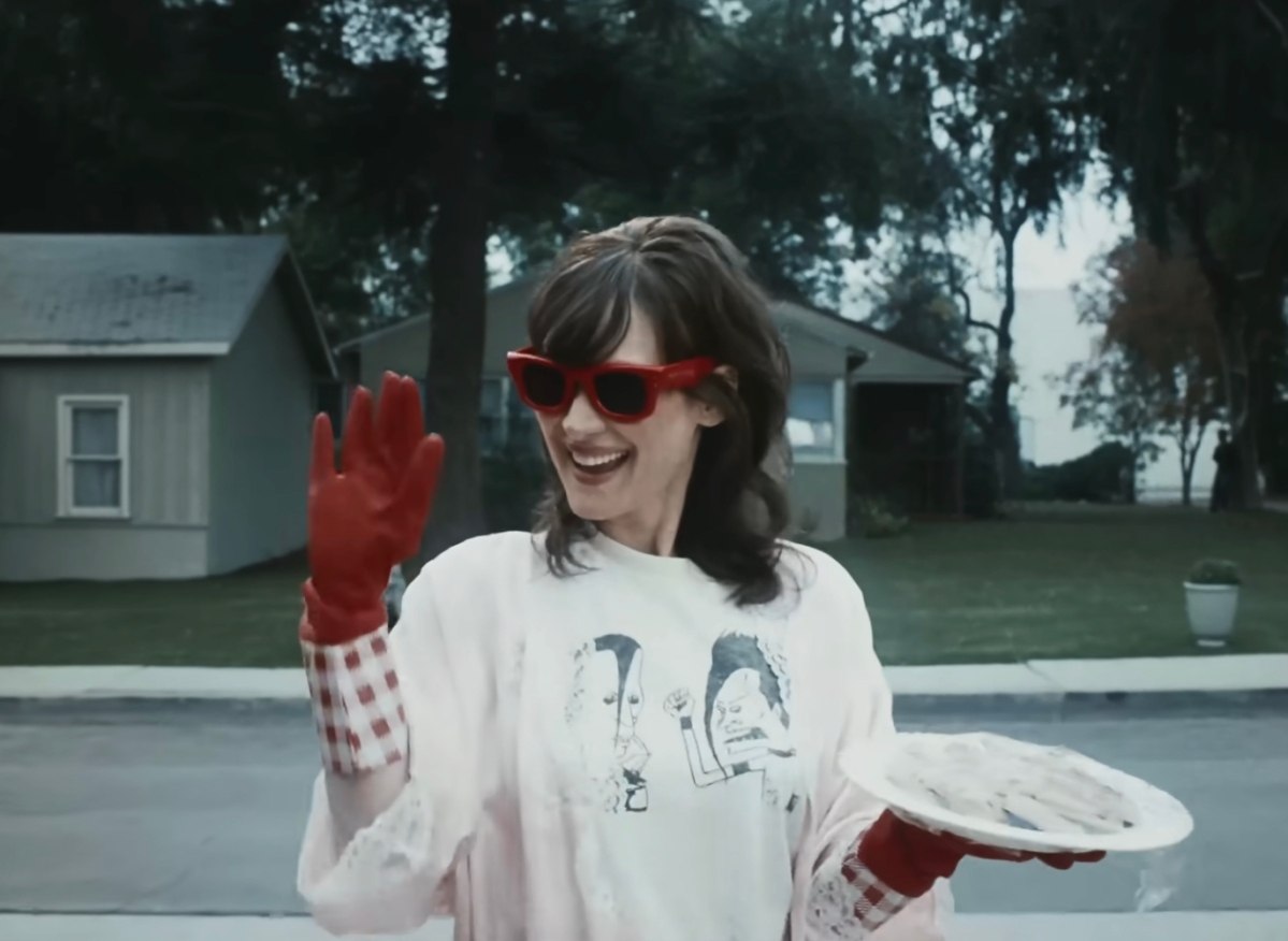 Δείτε την Γουινόνα Ράιντερ να ποζάρει με τα κόκκινα γυαλιά της, ενώ ο απείθαρχος A$AP Rocky συλλαμβάνεται