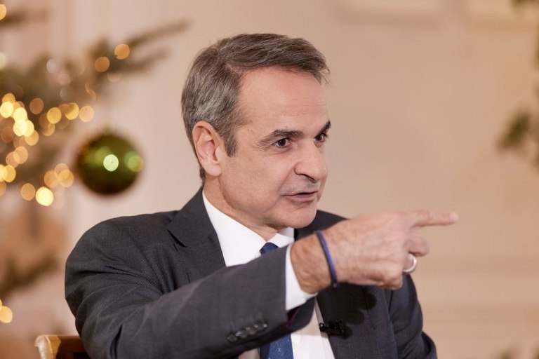 Μαξίμου: Προσπάθεια δικαιολόγησης της κυνικής δήλωσης Μητσοτάκη για την επιδρομή Τραμπ στη Βενεζουέλα