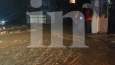 Νεκρή γυναίκα στη Γλυφάδα – Καταπλακώθηκε από ΙΧ που παρασύρθηκε από ορμητικά νερά