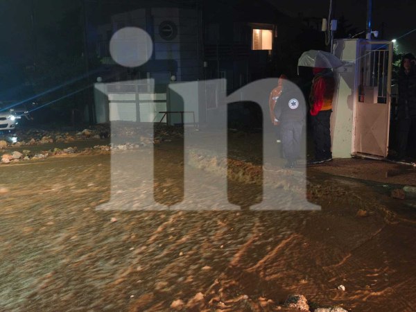 Νεκρή γυναίκα στη Γλυφάδα – Καταπλακώθηκε από ΙΧ που παρασύρθηκε από ορμητικά νερά