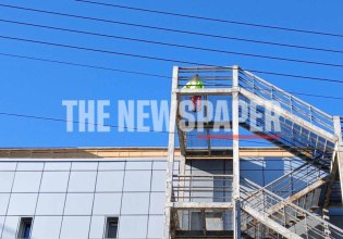 Βόλος: Συναγερμός στο νοσοκομείο – Άνδρας απειλεί να πέσει στο κενό [εικόνες]