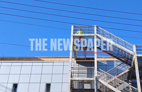 Βόλος: Συναγερμός στο νοσοκομείο – Άνδρας απειλεί να πέσει στο κενό [εικόνες]