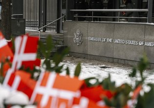 Οργή στη Δανία: Η αμερικανική πρεσβεία αφαίρεσε τις σημαίες με τα ονόματα των πεσόντων Δανών στρατιωτών