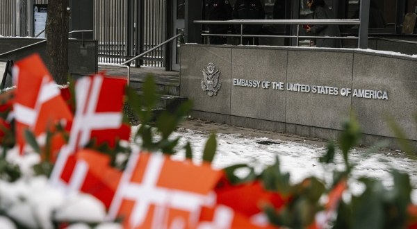 Οργή στη Δανία: Η αμερικανική πρεσβεία αφαίρεσε τις σημαίες με τα ονόματα των πεσόντων Δανών στρατιωτών