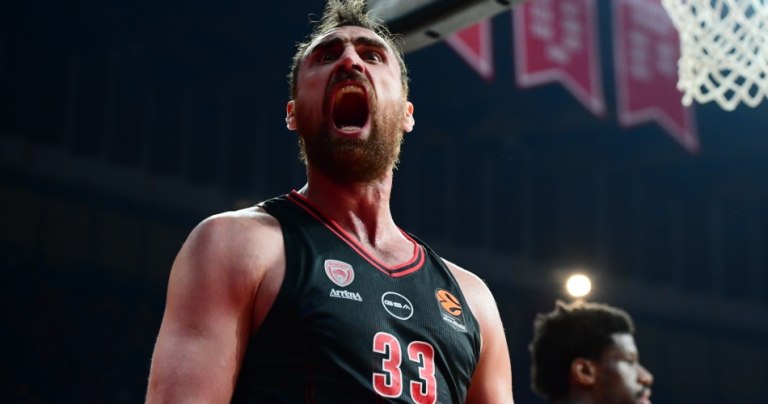 Ο Μιλουτίνοφ πανηγύρισε τη νίκη του Ολυμπιακού στην Άννα Βίσση (vid)