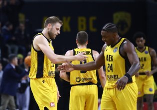 ΑΕΚ – Άλμπα Βερολίνου 88-80: Εκανε ανατροπή με άμυνα και με οδηγό τον Χαραμπόπουλο