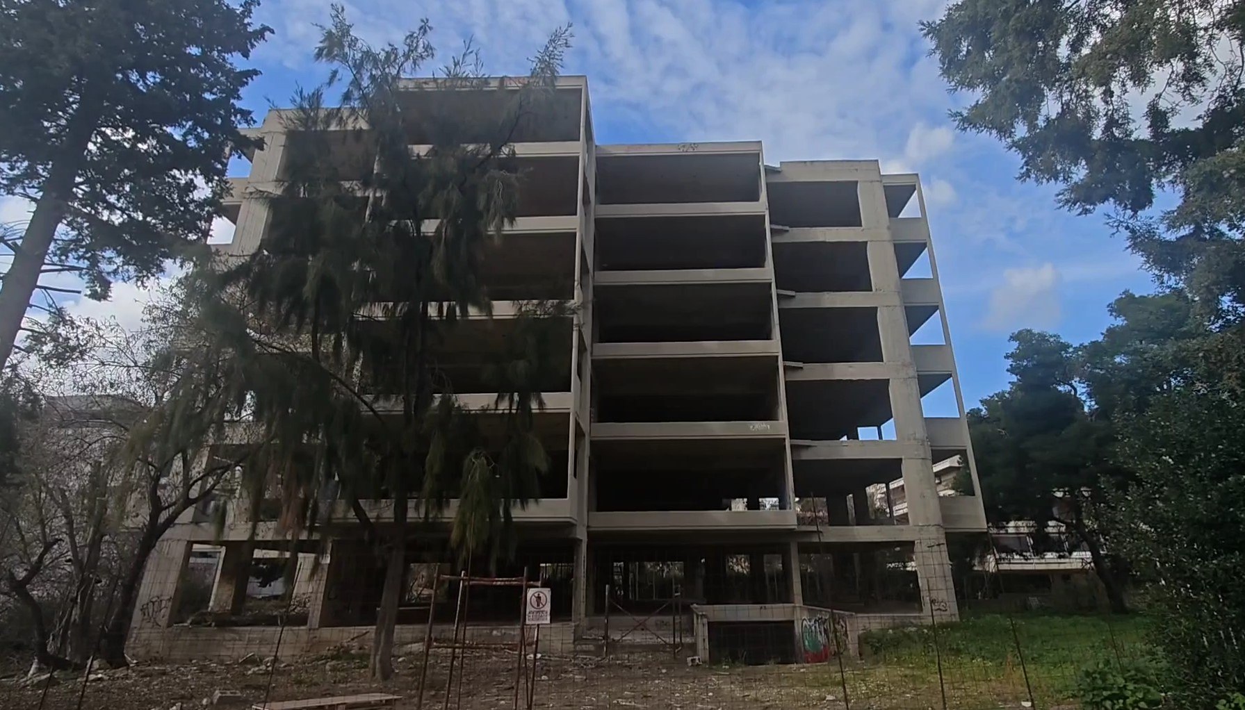 εικόνα που δείχνει την εγκαταλελειμμένη οικοδομή στην Αγία Παρασκευή όπου βρέθηκε νεκρός ο άτυχος 25χρονος 