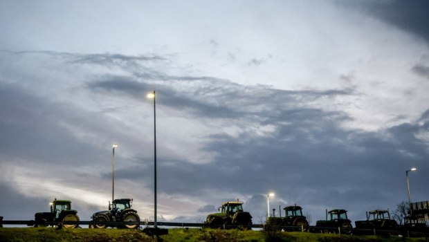 Τα σκληρά δεξιόστροφα μπλόκα, η απογοήτευση των κτηνοτρόφων και η τελευταία ζαριά του αγροτικού κινήματος