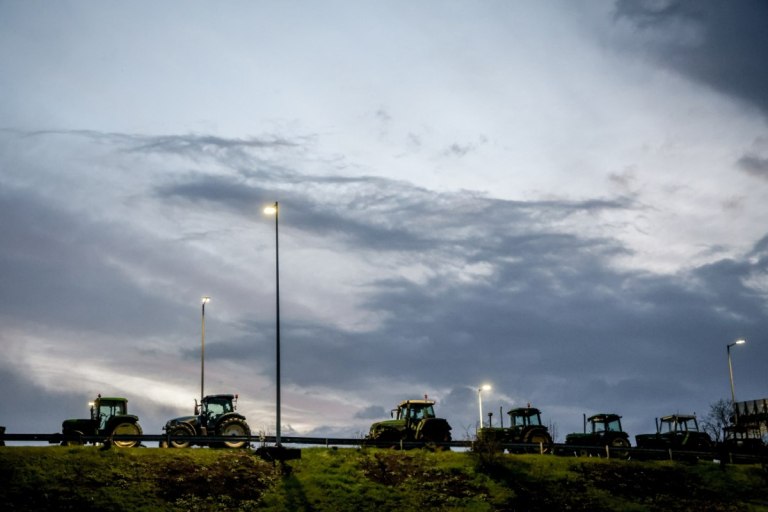 Τα σκληρά δεξιόστροφα μπλόκα, η απογοήτευση των κτηνοτρόφων και η τελευταία ζαριά του αγροτικού κινήματος