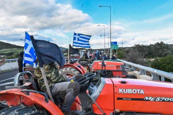 Μπλόκα: Με «το όπλο παρά πόδα» οι αγρότες – Στην κυβέρνηση η «καυτή πατάτα»