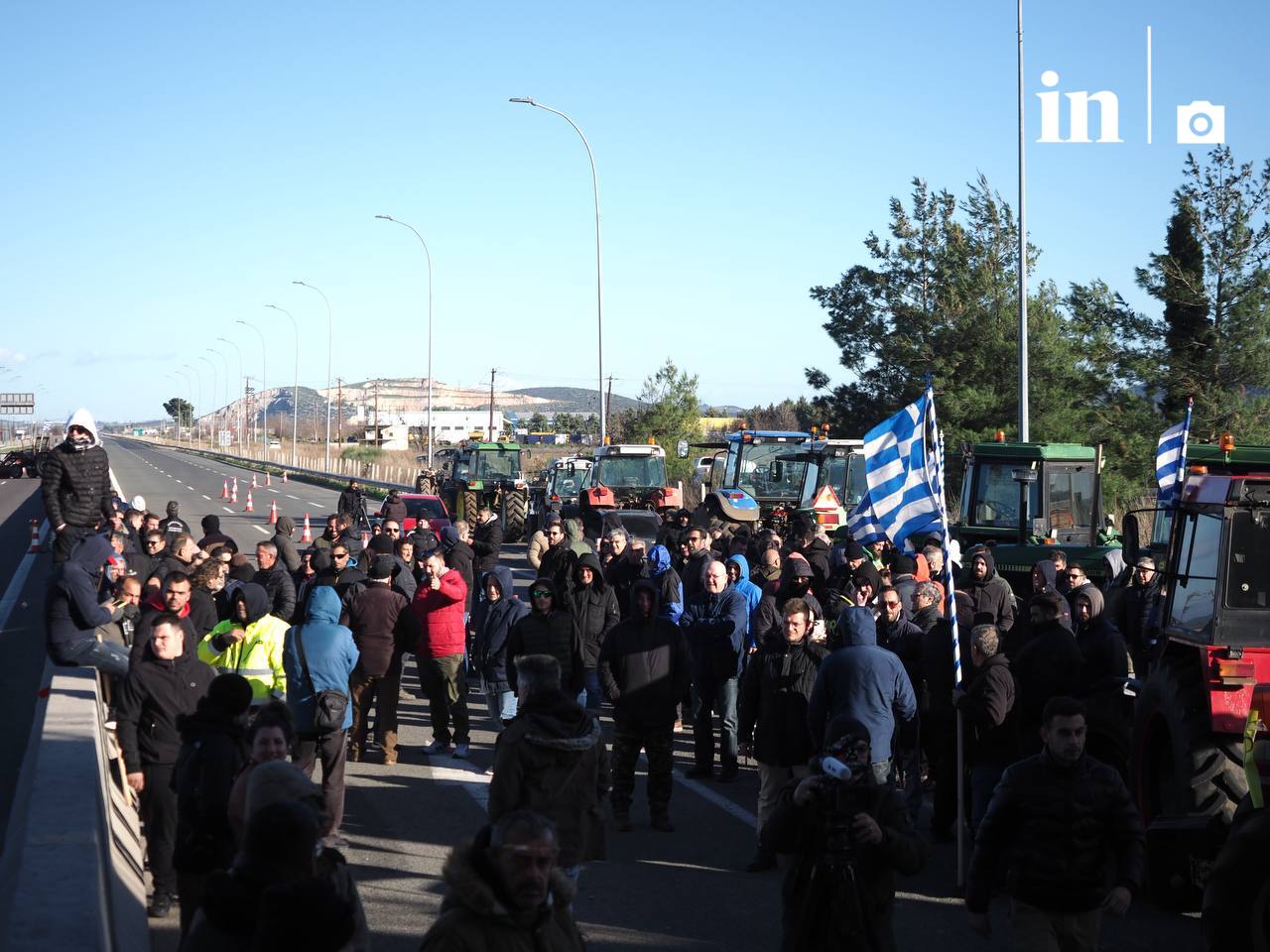 Αγρότες: Ανυποχώρητοι στην αδιαλλαξία της κυβέρνησης – Έκλεισαν τον παράδρομο της Εθνικής Οδού στη Θήβα