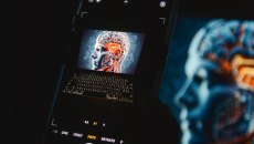 Wikipedia, ετών 25: Μπορεί να επιβιώσει η μεγαλύτερη εγκυκλοπαίδεια του διαδικτύου στην εποχή του AI;