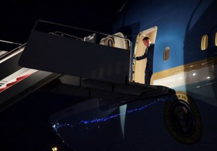 Tο Air Force One που κατευθυνόταν στο Νταβός επιστρέφει στη βάση Άντριους λόγω τεχνικού προβλήματος