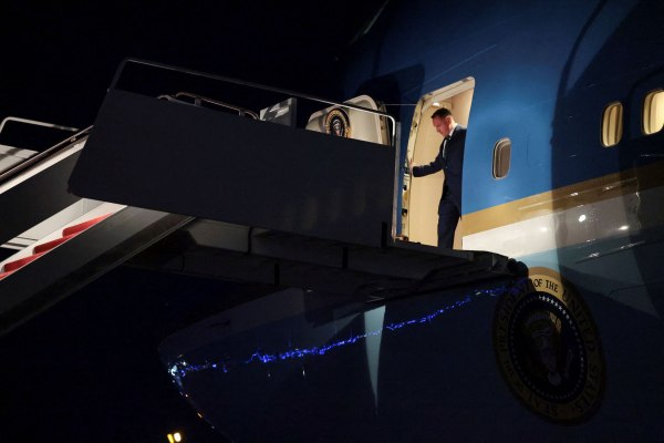 Tο Air Force One που κατευθυνόταν στο Νταβός επιστρέφει στη βάση Άντριους λόγω τεχνικού προβλήματος