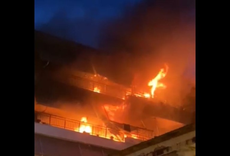 Μεγάλη φωτιά σε πολυκατοικία στην Αλεξάνδρεια Ημαθίας
