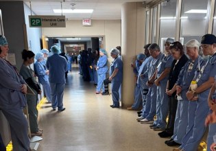 Οι συνάδελφοί νοσηλευτές του Άλεξ Πρέτι τον τίμησαν με τον πιο συγκινητικό τρόπο