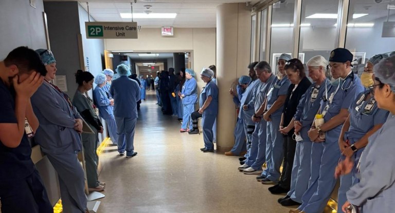 Οι συνάδελφοί νοσηλευτές του Άλεξ Πρέτι τον τίμησαν με τον πιο συγκινητικό τρόπο