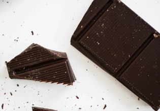 Τα υγιεινά μυστικά πίσω από μαύρη σοκολάτα