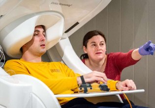 Το κρυμμένο εγκεφαλικό σήμα που αποκαλύπτει την Αλτσχάιμερ χρόνια πριν από τη διάγνωση