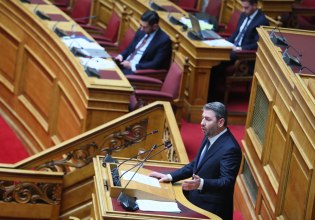 Ανδρουλάκης: Σφυροκόπημα Ανδρουλάκη στην κυβέρνηση για Hellenic Train, αγρότες και FIR