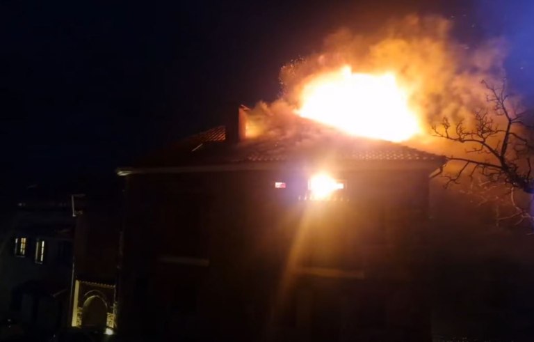 Μεγάλη φωτιά σε σπίτι στην Αράχωβα