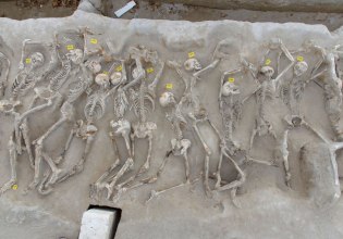 Οι «Δεσμώτες επιστρέφουν» προστατευμένοι από μουσειακό κέλυφος, στην Εσπλανάδα του Φαλήρου