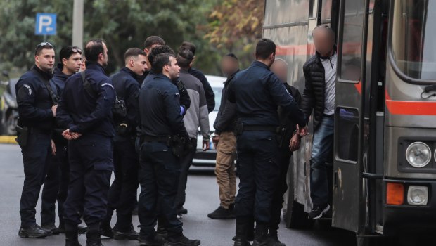 Αυλαία στη σοκαριστική υπόθεση του αστυνομικού της Βουλής και της συζύγου του – Το βαρύ κατηγορητήριο