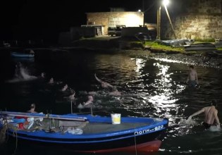 Λέσβος: Με μια βουτιά στα κρύα νερά της θάλασσας γιόρτασαν την αθώωσή τους οι διασώστες μεταναστών της ERCI