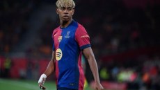 Ο Γιαμάλ έκανε live μετάδοση και «έπιασε» τον Σέζνι να καπνίζει στα αποδυτήρια (vid)