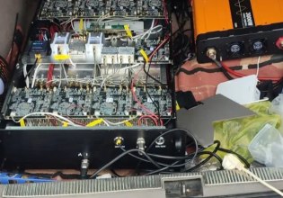 Είχαν στήσει κλώνο κεραίας κινητής τηλεφωνίας, έστελναν παραπλανητικά sms και υπέκλεπταν τραπεζικές κάρτες