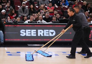 Αναβλήθηκε λόγω βροχής και ακατάλληλου παρκέ το Μπουλς-Χιτ (vids, pics)