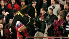 Όταν ο Ερίκ Καντονά έριξε την κλωτσιά-σύμβολο (vids)