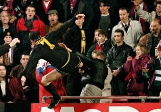 Όταν ο Ερίκ Καντονά έριξε την κλωτσιά-σύμβολο (vids)