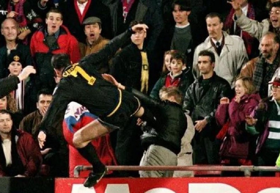 Όταν ο Ερίκ Καντονά έριξε την κλωτσιά-σύμβολο (vids)