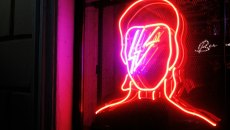 Πόσες επιτυχίες του David Bowie χωράνε σε ένα βράδυ;